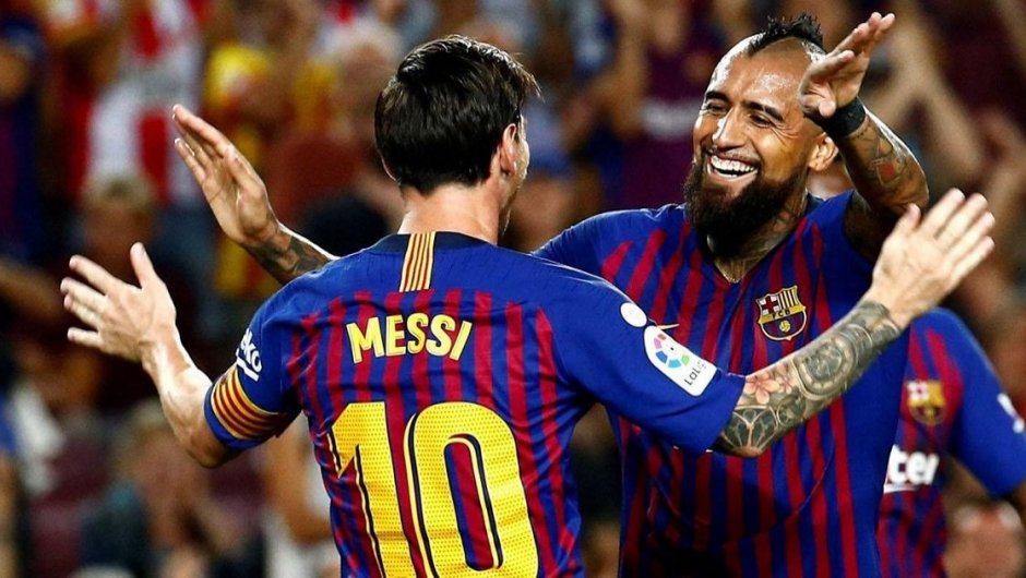 Imagen de contexto de Arturo Vidal con Lionel Messi jugando por el Barcelona.