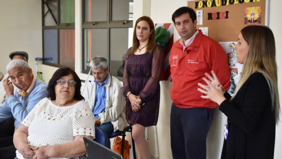 Imágen de archivo de la coordinadora del Senama, Patricia Labra, junto al seremi de Desarrollo Social y Familia, Juan Eduardo Prieto. 