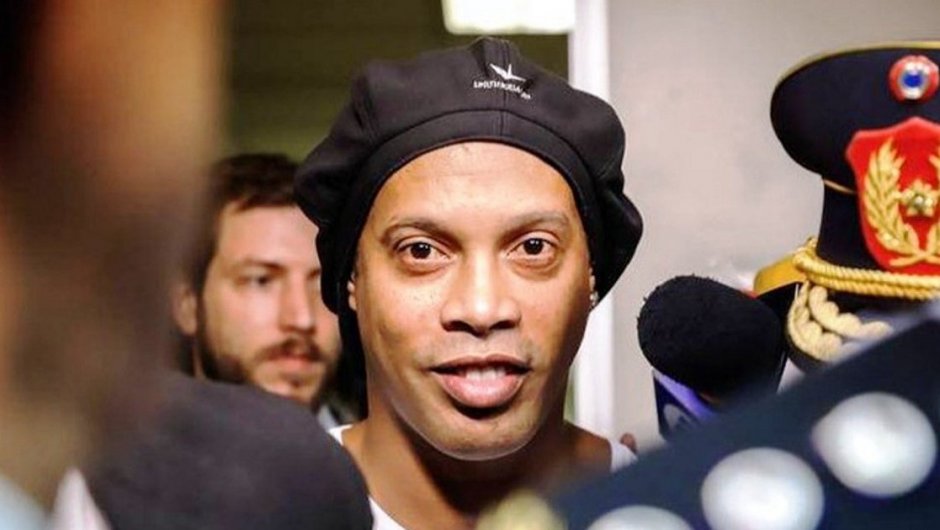 Ronaldinho saliendo de la cárcel en Paraguay.