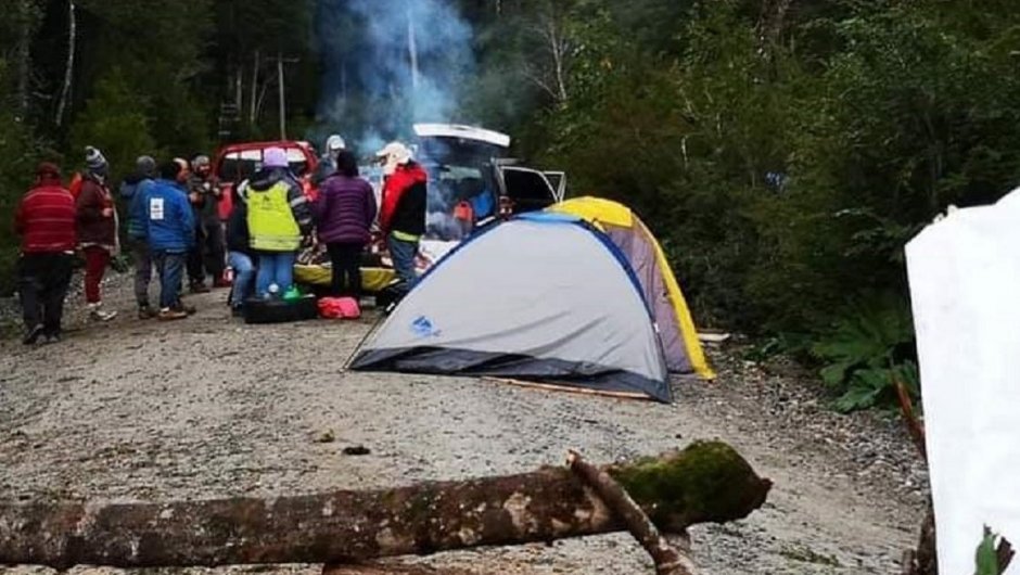 Los ciudadanos hacen turnos para cuidar el ingreso a la comuna. (Fotos: @Convergencia_Me).