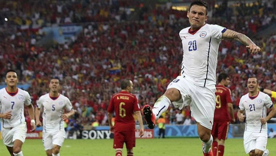 Charles Aránguiz marcó el 2-0 frente a España, tras un rebote que dejó el portero Iker Casillas de un tiro libre de Alexis Sánchez. (Foto: Captura de Pantalla).