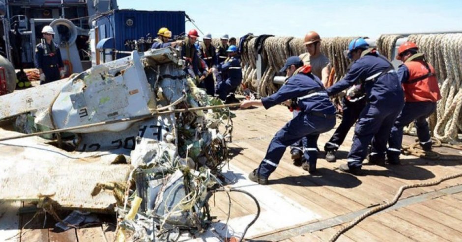 Los restos rescatados del avión CASA 212.