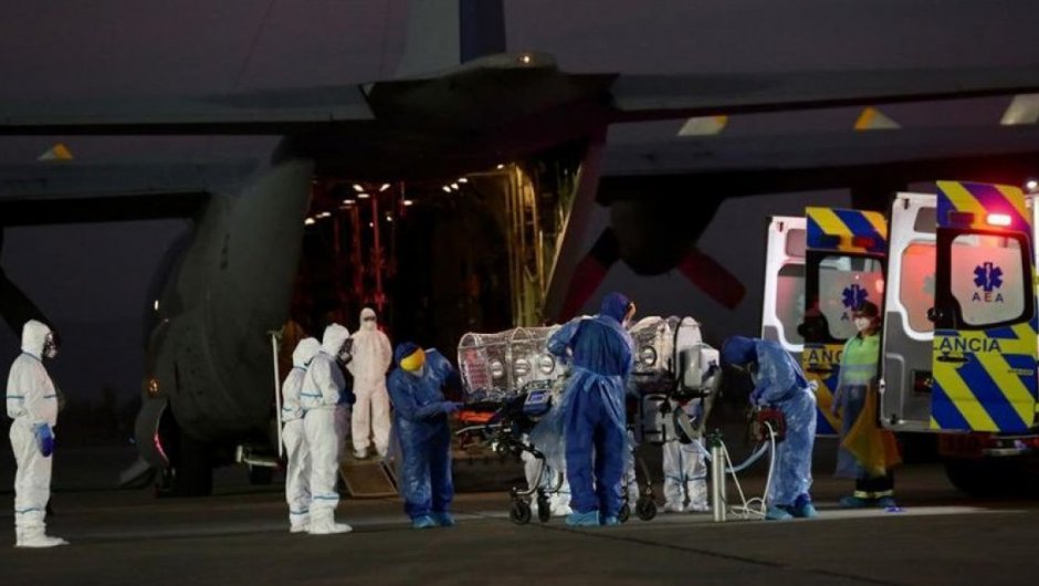 Momento en el que los pacientes llegaron al Bío Bío. (Foto: Agencia Uno). 