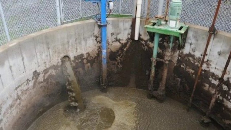 El pozo tóxico donde cayeron los hermanos.