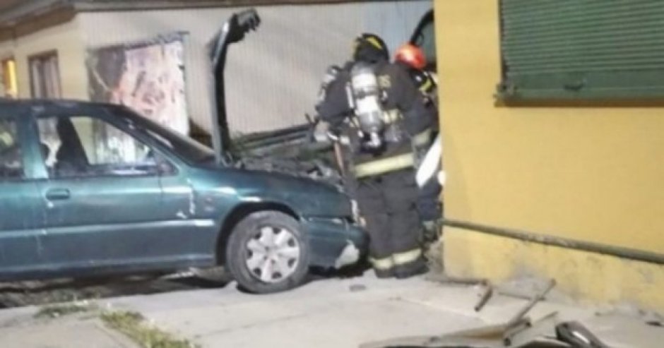 Conductora impactó contra el portón de una casa y arrasó con el medidor de gas.(Foto: El Pingüino)