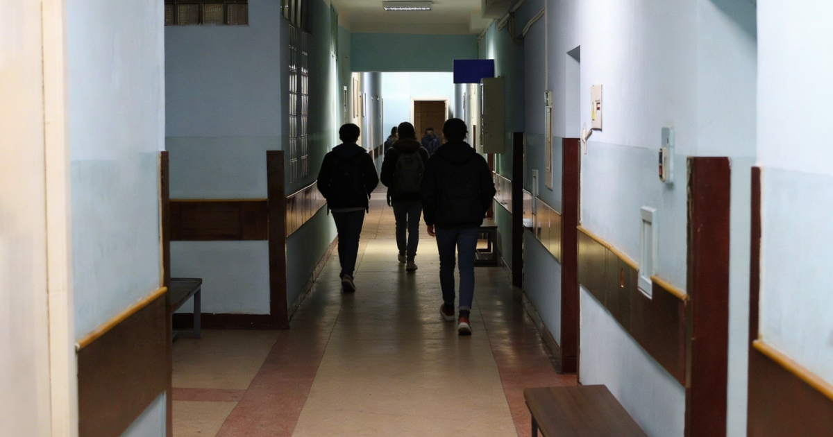 Alumno de 12 años ataca con un cuchillo a niño de primero básico en baño de colegio